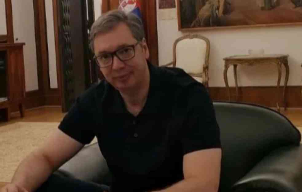 Vučić se pohvalio da radi i nedeljom: Zbog jednog detalja na fotografiji gore društvene mreže