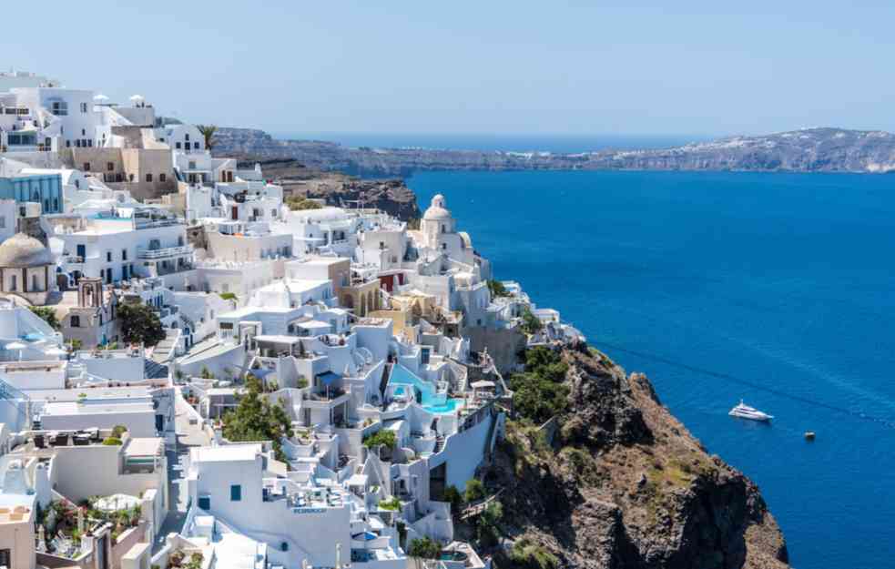 Manjak turista učinio smeštaj na Santoriniju duplo jeftinijim