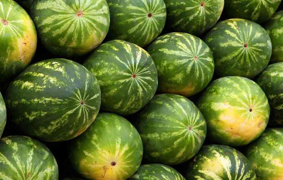 Mala Ema prodaje tetkine i tečine lubenice da bi kupila kopačke