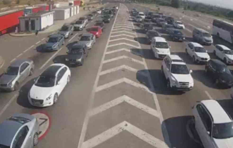 Kolona kilometarska: Na Preševu čekanje po više sati