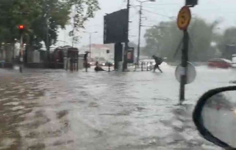POGLEDAJTE STRAŠNE POSLEDICE NEVREMENA U BEOGRADU: Poplavljeni blokovi, haos kod Vukovog spomenika, KONTEJNERI lete kao slamke...!  (VIDEO, FOTO)