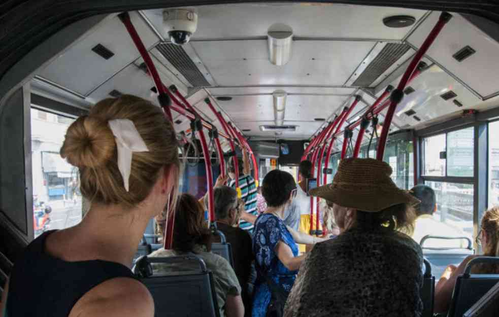 Rat oko ustupanja mesta u autobusu: 