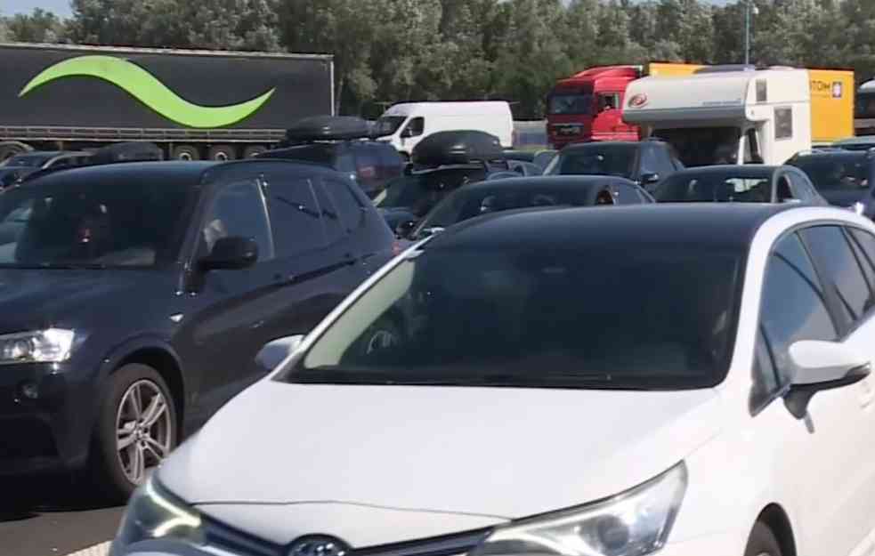 Počele letnje gužve: Na granici sa Crnom Gorom formirane kolone vozila