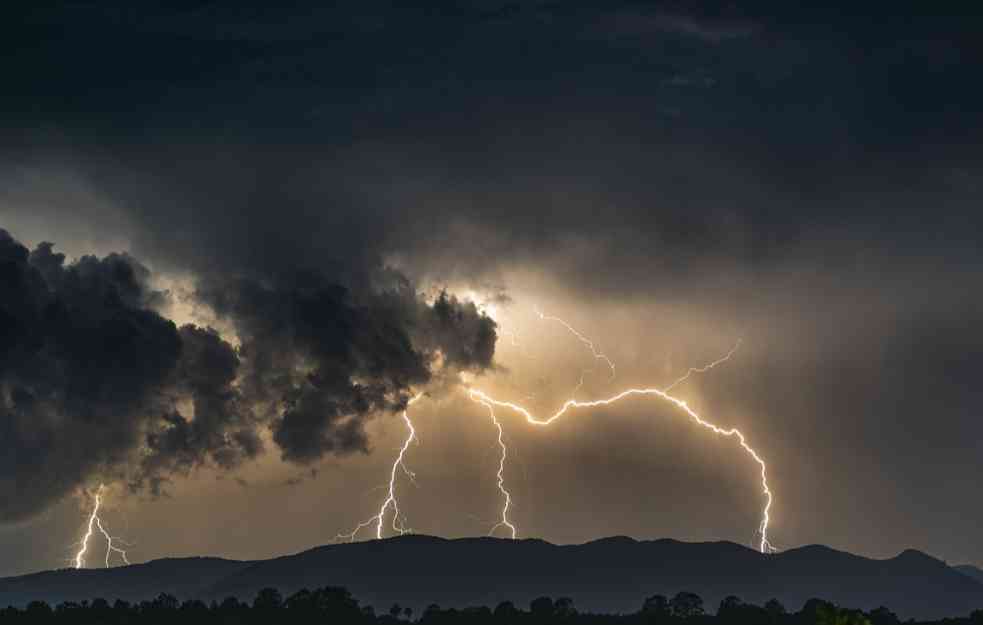 Stiže nam superćelijska oluja: Evo gde se očekuje