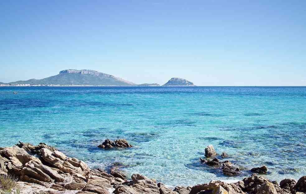 Francuski turista uhapšen na Sardiniji: Sa plaže ilegalno odneo 41 kilogram kamenčića