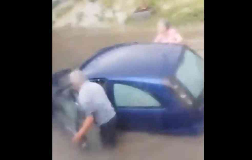 Posledice nevremena u Novom Sadu: Baka i deka pokušavaju da izvuku auto iz nabujale vode (VIDEO)