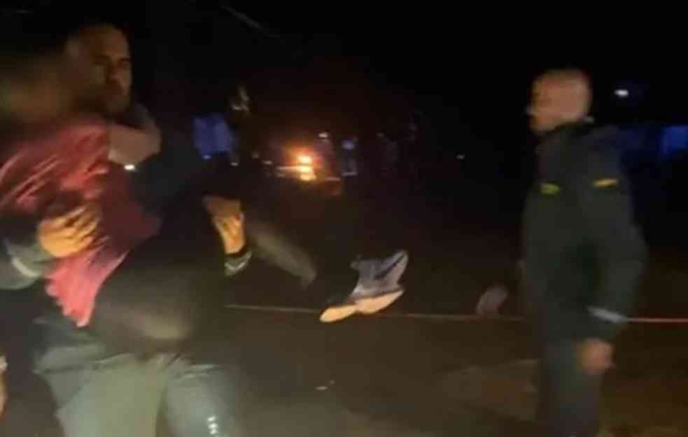 POPEO SE NA DRVO! Dečak jedva spasio živu glavu od SMRTONOSIH POPLAVA! (VIDEO)