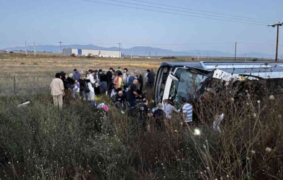 TEŠKA NESREĆA KOD SOLUNA: Najmanje četvoro mrtvih u sudaru dva automobila i autobusa iz Niša! 40 putnika povređeno (FOTO)