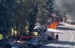 NA PETLOVOM BRDU <span style='color:red;'><b>IZGOREO AUTOMOBIL</b></span>, vatrogasci munjevito reagovali (VIDEO)