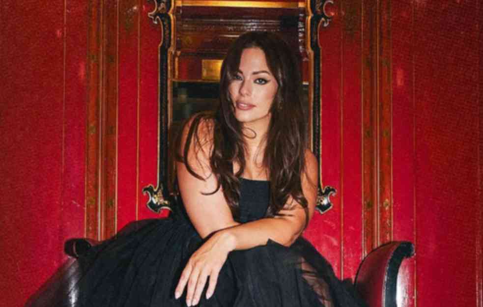  Najpoznatiji plus sajz model Ešli Grejem puca od seksipila na londonskoj Nedelji mode (FOTO)