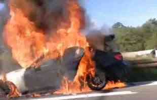 <span style='color:red;'><b>Izgoreo auto</b></span>mobil kod Bubanj Potoka (VIDEO)