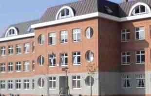 „TO JE ČISTA IZMIŠLJOTINA! Škola nije zabranila srpske simbole na đačkoj odeći“: Direktor demantuje majku učenika