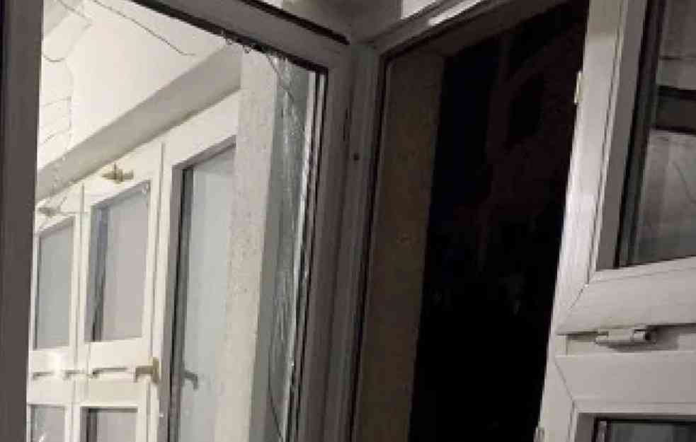 VANDALIZAM ALBANACA: Polomljeni prozori na Osnovnoj školi 