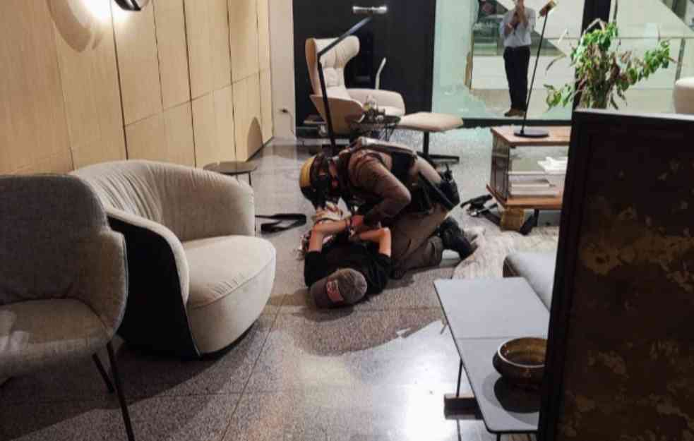 POMAHNITALI MALOLETNIK! Pucnjava u tržnom centru u Bangkoku, tinejdžer uhapšen (VIDEO)