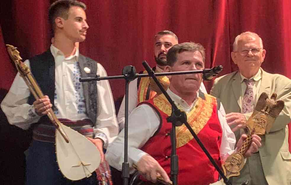 NOĆ ZA PAMĆENJE: U Kovinu održano veče guslara i epske poezije (FOTO)