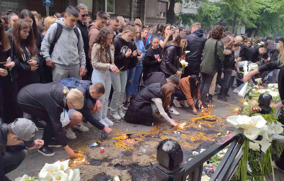 Nekoliko stotina građana od jutros odaje poštu stradalima u masovnom ubistvu u Ribnikaru