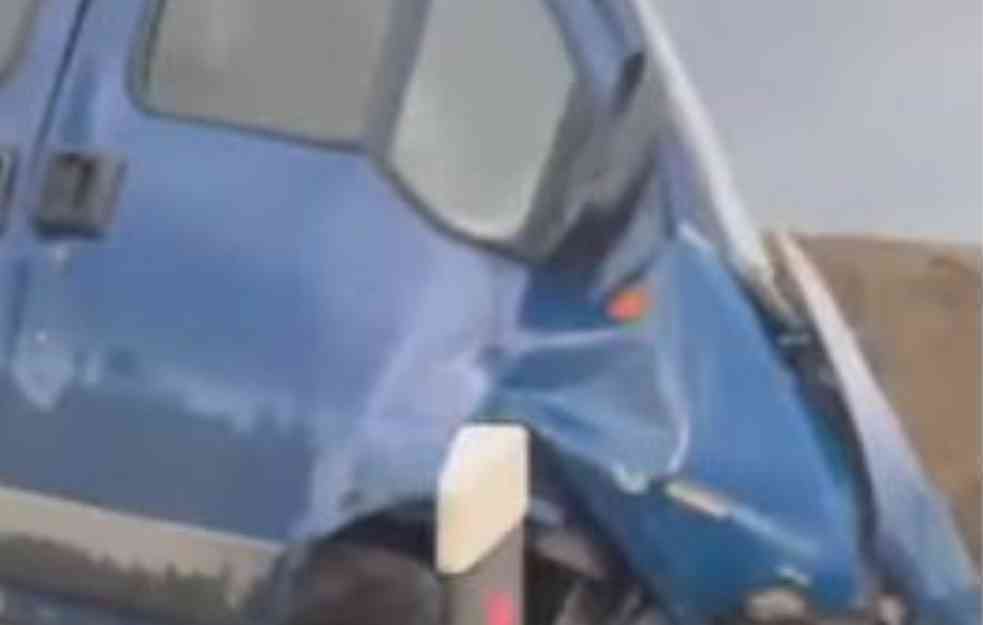 SAOBRAČAJKA KOD RUME, OBJAVLJEN SNIMAK : Vozila od siline udara sletela s puta (VIDEO)