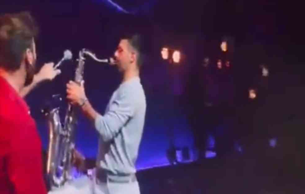 NOVAK SVIRAO SAKSOFON U ARENI: Publika u delirijumu! (VIDEO)