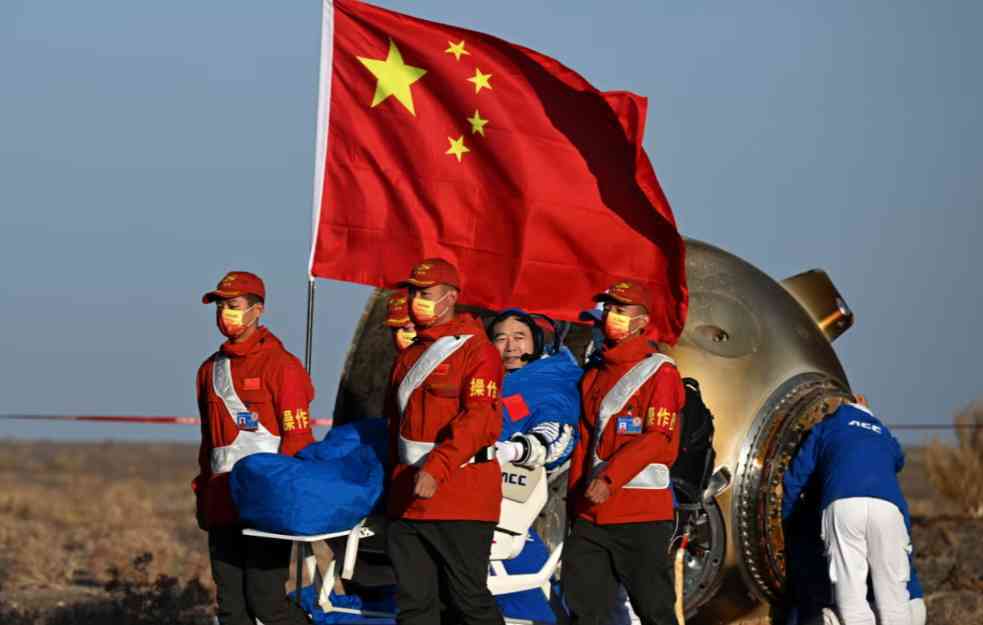 Proveli šest meseci u svemiru! Kineski astronauti se bezbedno vratili na Zemlju