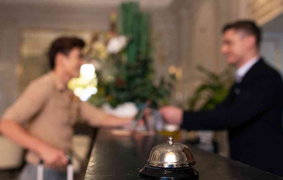 Turčin napravio užasan nered u hotelu: Ukrao televizor, pa uhapšen na granici