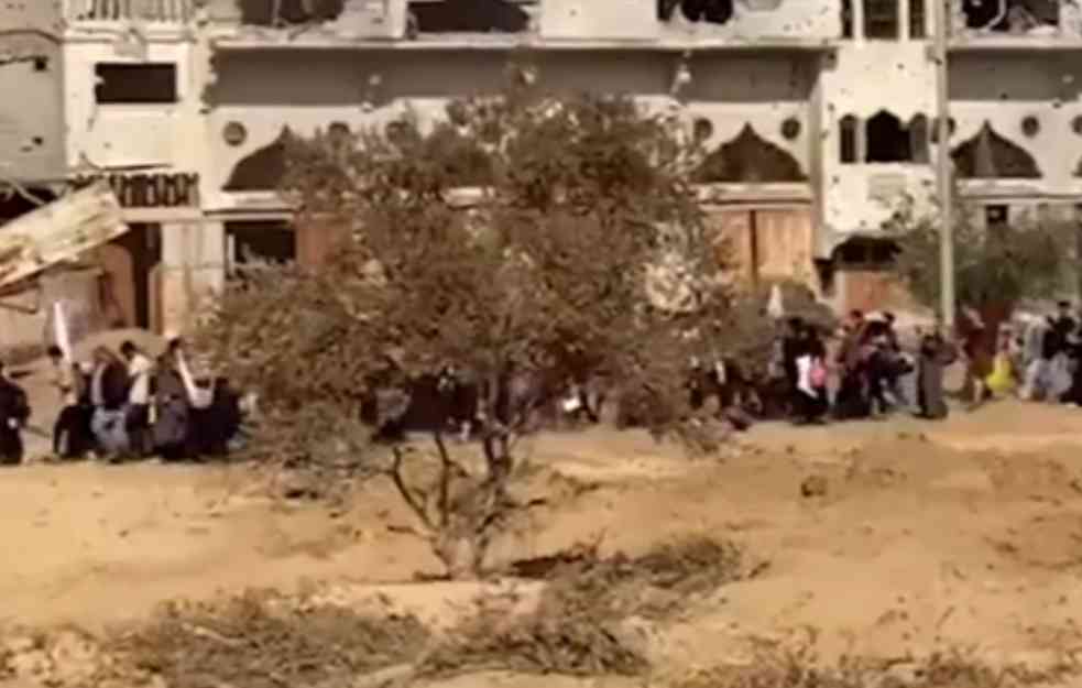 KOLONE IZBEGLICA NAPUŠTAJU GAZU: Izrael tvrdi da je Hamas izgubio kontrolu 