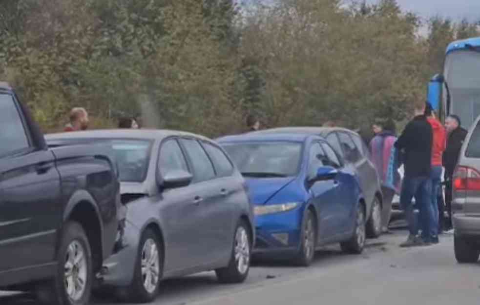 UŽAS KOD TEMERINA: Lančani sudar šest vozila, zarobljen autobus pun putnika, kolona kilometarska