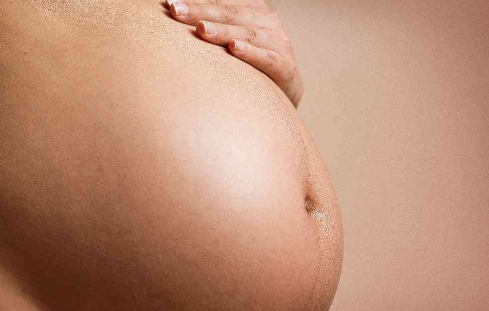 DEVOJČICE SVE RANIJE STUPAJU U SEKSUALNE ODNOSE: Zatrudne već u osmom razredu