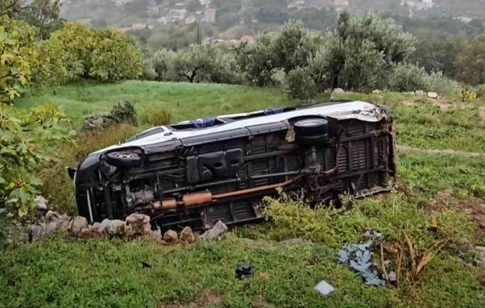 DRAMA KOD SPLITA: Školski minibus sleteo u PROVALIJU, ima i povređene dece 