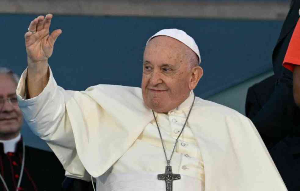 OTKRIVENO OD ČEGA BOLUJE PAPA: Papa Franja rekao vernicima da ima upalu pluća
