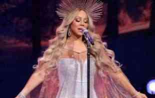 Nova praznična pesma svrgnula sa trona Maraju Keri