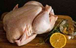 Zašto piletina iz supermarketa ima tamne fleke po koži?