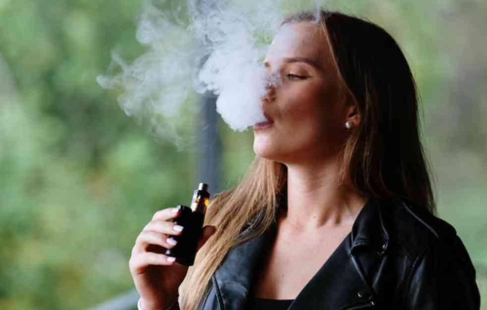 TINEJDŽERI U VEŠTAČKOJ KOMI ZBOG VEJPOVA: Lekari upozoravaju, njih 5 bilo na ivici smrti