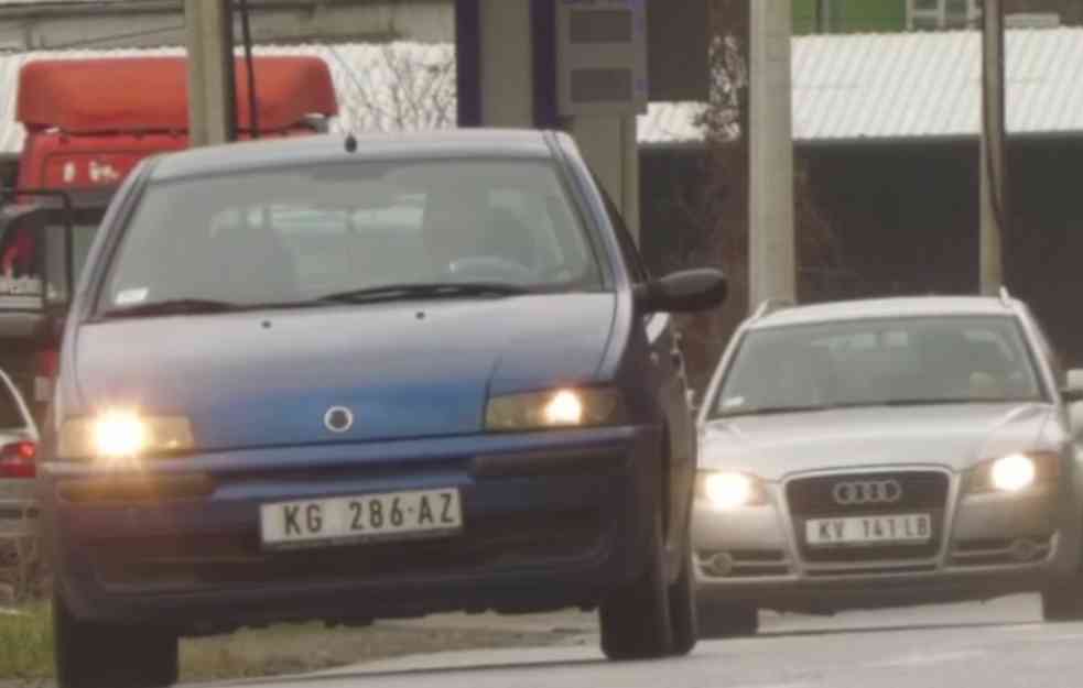 Vozači sirenama pozdravljaju studente iz Novog Pazara koji idu Ibarskom magistralom (VIDEO)
