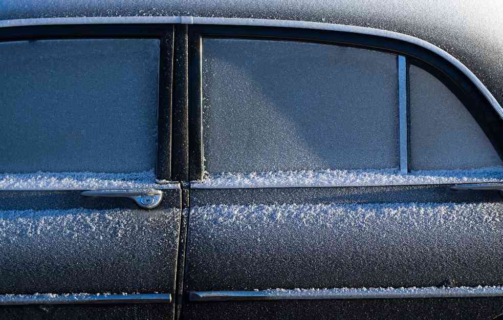 Kako da odledite zaleđenu ručnu kočnicu automobila?