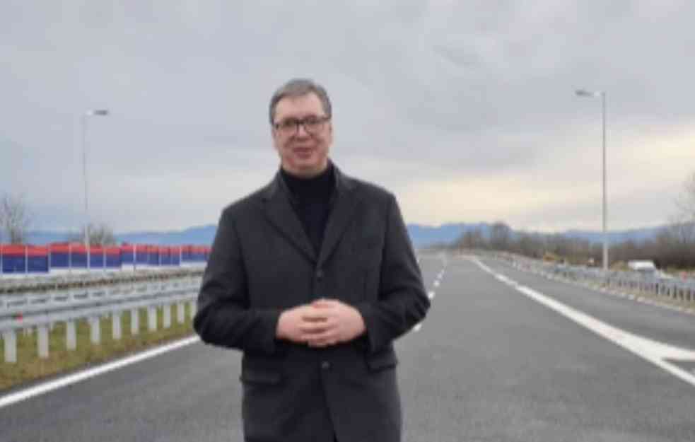 Predsednik objavio čestitku koju mu je mlađi sin napisao: 