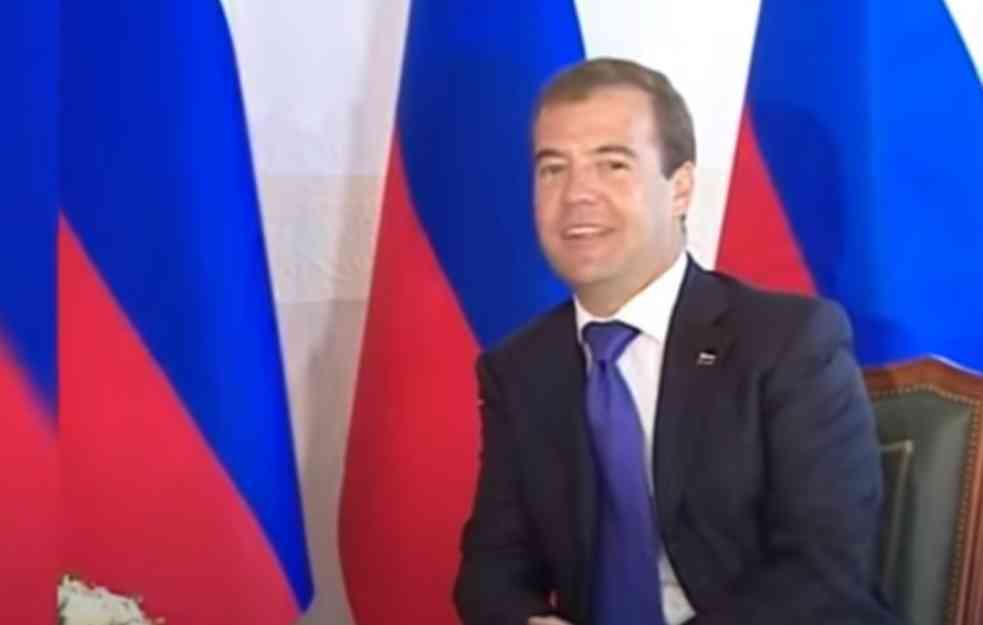 Medvedev se &scaron;ali sa Trampom: Zauzmite Grenland pre nego &scaron;to se pridruži Rusiji