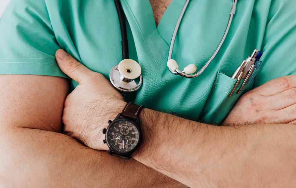 UHAPŠEN DOKTOR IZ KRAGUJEVCA: Uzeo MITO da bi porodio ženu carskim rezom! Uhapšen i muž porodilje!