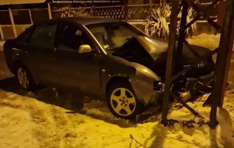 NESREĆA U NOVOM SADU: Automobil se zakucao u banderu (FOTO)