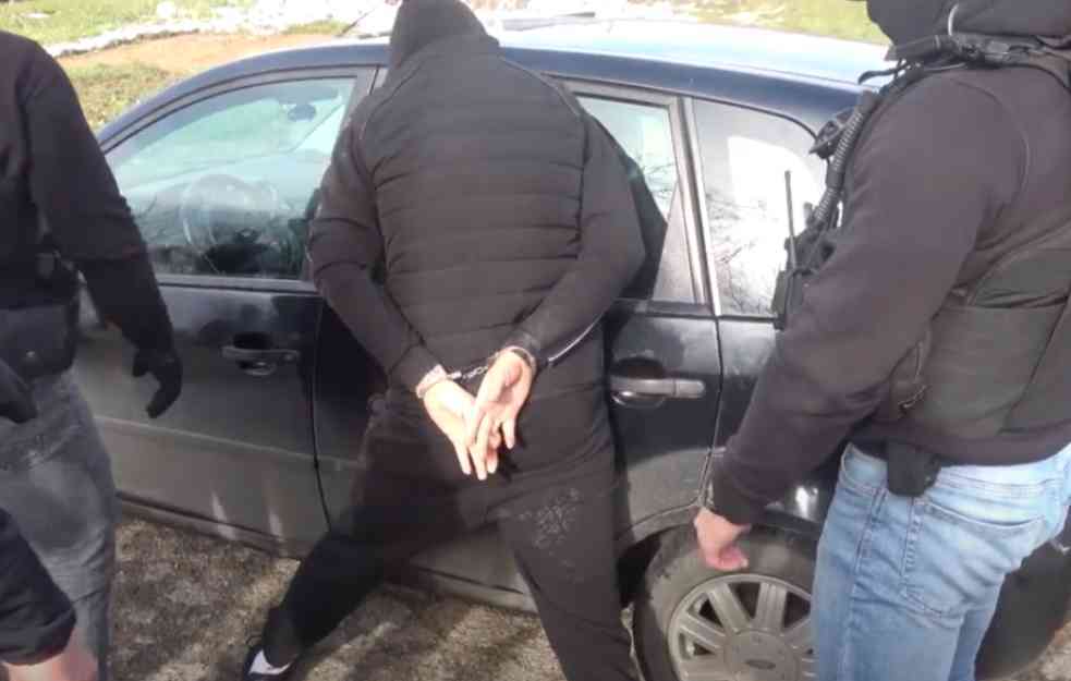 HAPŠENJE DILERA U BARAJEVU: Pronađeno više psihoaktivnih supstanci (VIDEO)