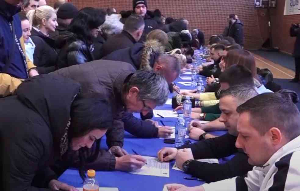 SRBIMA DOZLOGRDILO: Više stotina građana čeka red da potpiše peticiju za smenu lažnih gradonačelnika na severu Kosmeta (VIDEO)