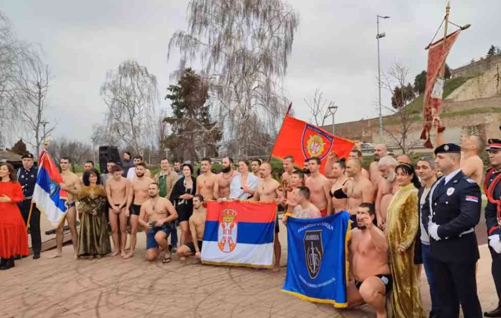 Prvo plivanje za Časni krst održano na Krstovdan: U Beogradu skočilo 35 momaka i jedna devojka