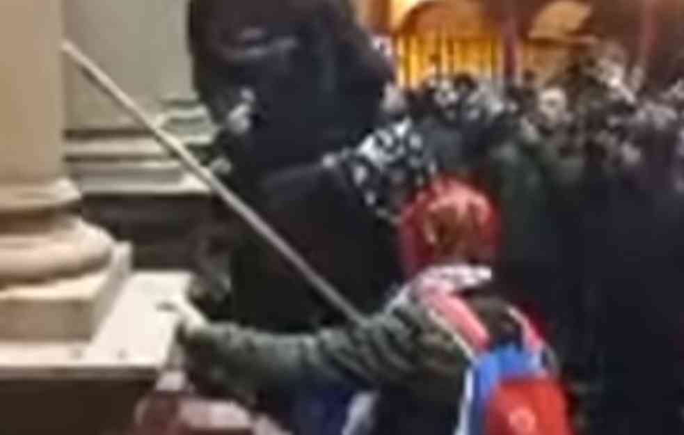 NEREDI U BEOGRADU: Devet osoba priznalo nasilničko ponašanje tokom protesta ispred Skupštine Grada (VIDEO)