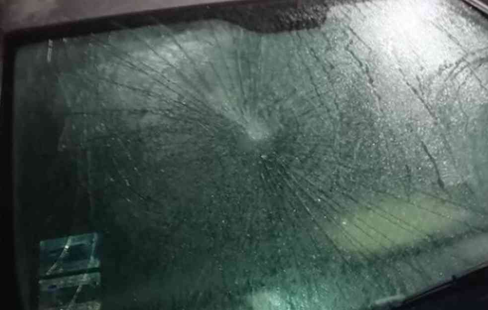  VANDALIZAM U CENTRU BEOGRADA: Majci maloletne dece razlupali automobil - 