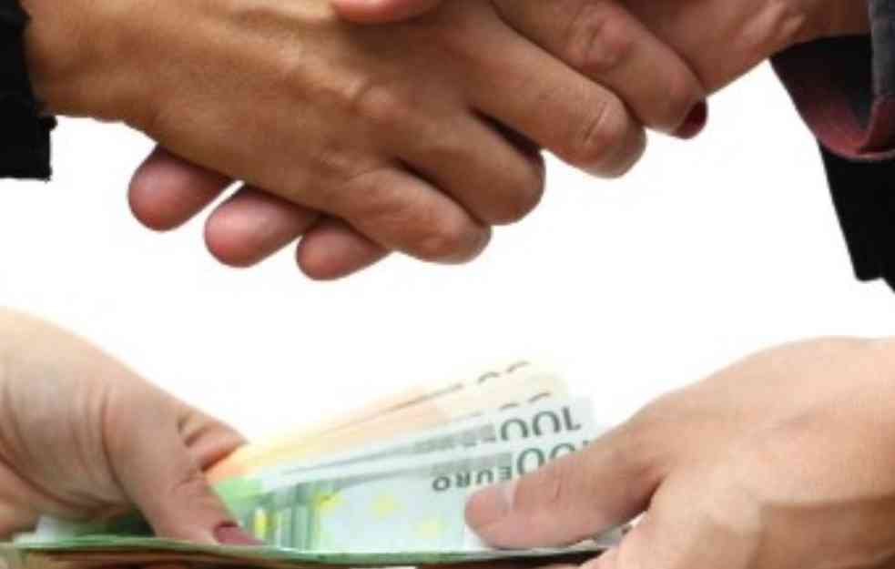 TRAŽIO NOVAC DA NE PIŠE PREKRŠAJ: Uhapšen carinik osumnjičen da je tražio mito