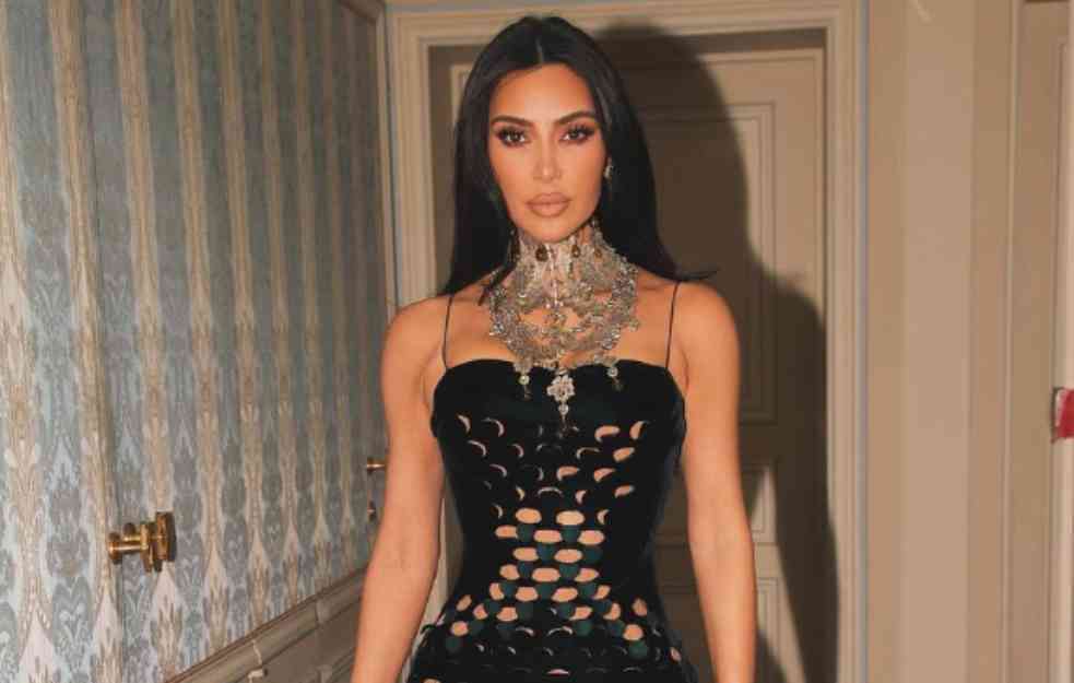 KIM KARDAŠIJAN POKAZALA SVETU BORBU SA PSORIJAZOM: 