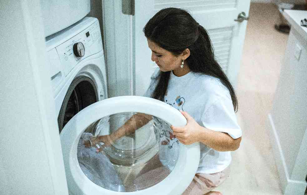Žena upozorila na grešku koju većina pravi tokom pranja veša (VIDEO)