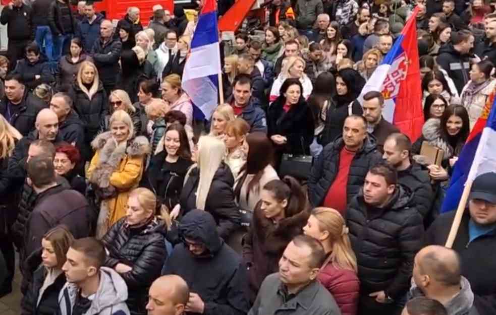 MASOVNI PROTEST SRBA U KOSOVSKOJ MITROVICI: Odluka da se ukine dinar znači da nam se ukida - ŽIVOT! (VIDEO)