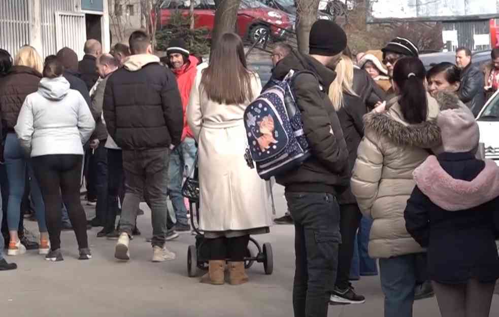 SRPSKE SUZE NIKO NE VIDI! NEMA DINARA ZA ISPLATU POMOĆI: Majke sa decom čekaju u redovima u Kosovskoj Mitrovici (VIDEO)