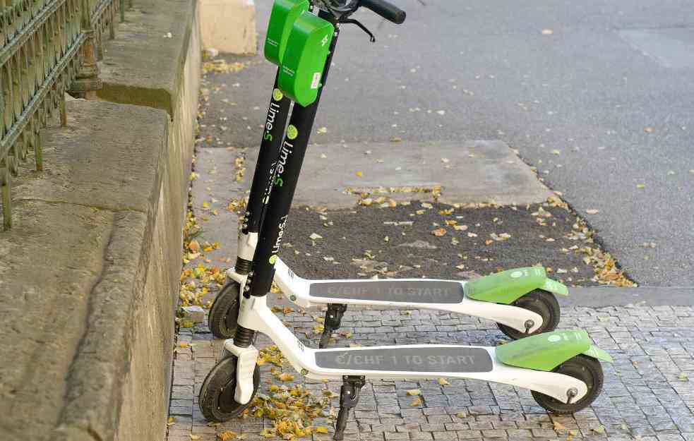 MUP apeluje da električne trotinete mogu da voze samo oni koji imaju nalepnicu: Zabranjeni za mlađe od 14