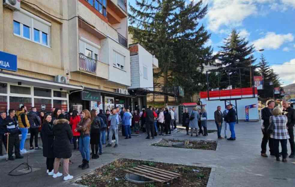 TEŠKE MUKE SRBA: Prosvetni radnici iz Leposavića nisu uspeli da podignu plate zbog odluke o ukidanju dinara (VIDEO)